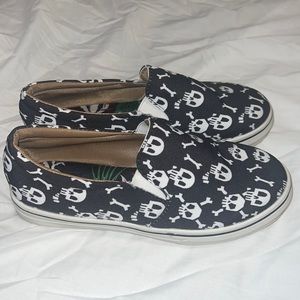Skull and crossbones shoes/ black vans